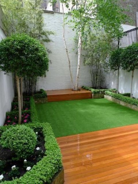 Một khu vườn nhỏ và thanh lịch với một bãi cỏ xanh, với một số bồn hoa, cây xanh lớn và cây bụi. Bạn có thể làm thêm sàn gỗ làm nơi ngồi thư giãn.
