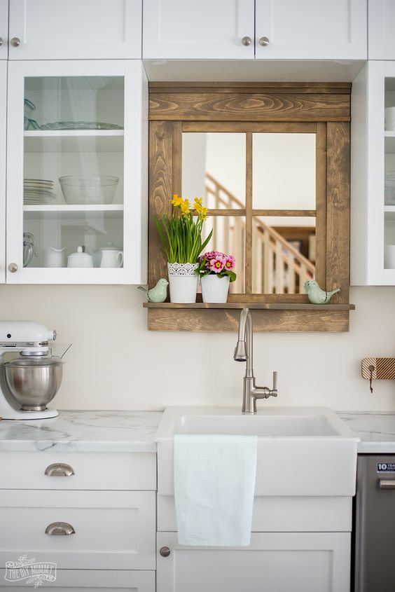 Hình ảnh mẫu gương mô phỏng cửa sổ kính khung gỗ trong nhà bếp, bê đặt một vài bình hoa tươi tắn