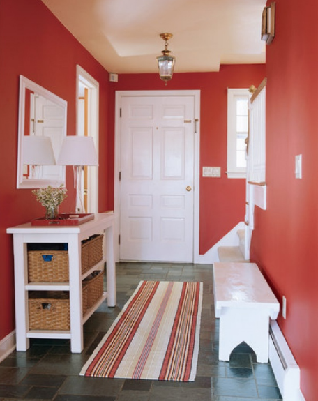 hình ảnh lối vào nhà ấn tượng với tường sơn màu đỏ