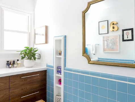 hình ảnh phòng tắm sáng bừng sau cải tạo, nhấn nhá với gạch ốp tường màu xanh da trời dịu mắt