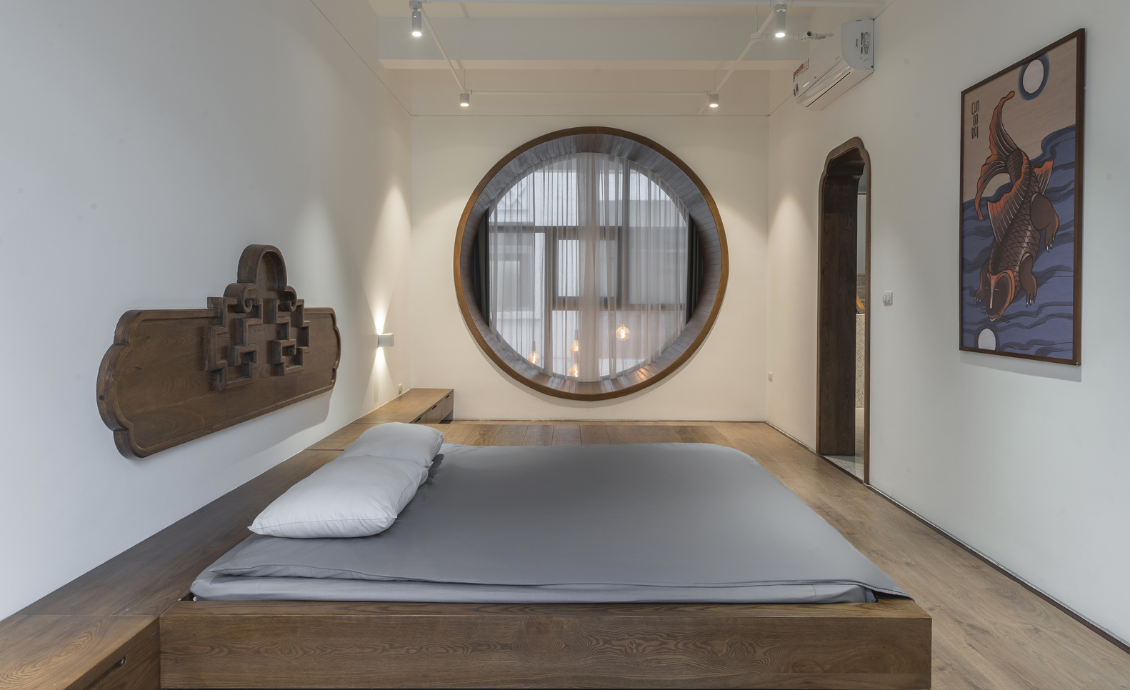 hình ảnh phòng ngủ bố mẹ đơn giản với cửa sổ tròn, tường trang trí gỗ, tranh Đông Hồ