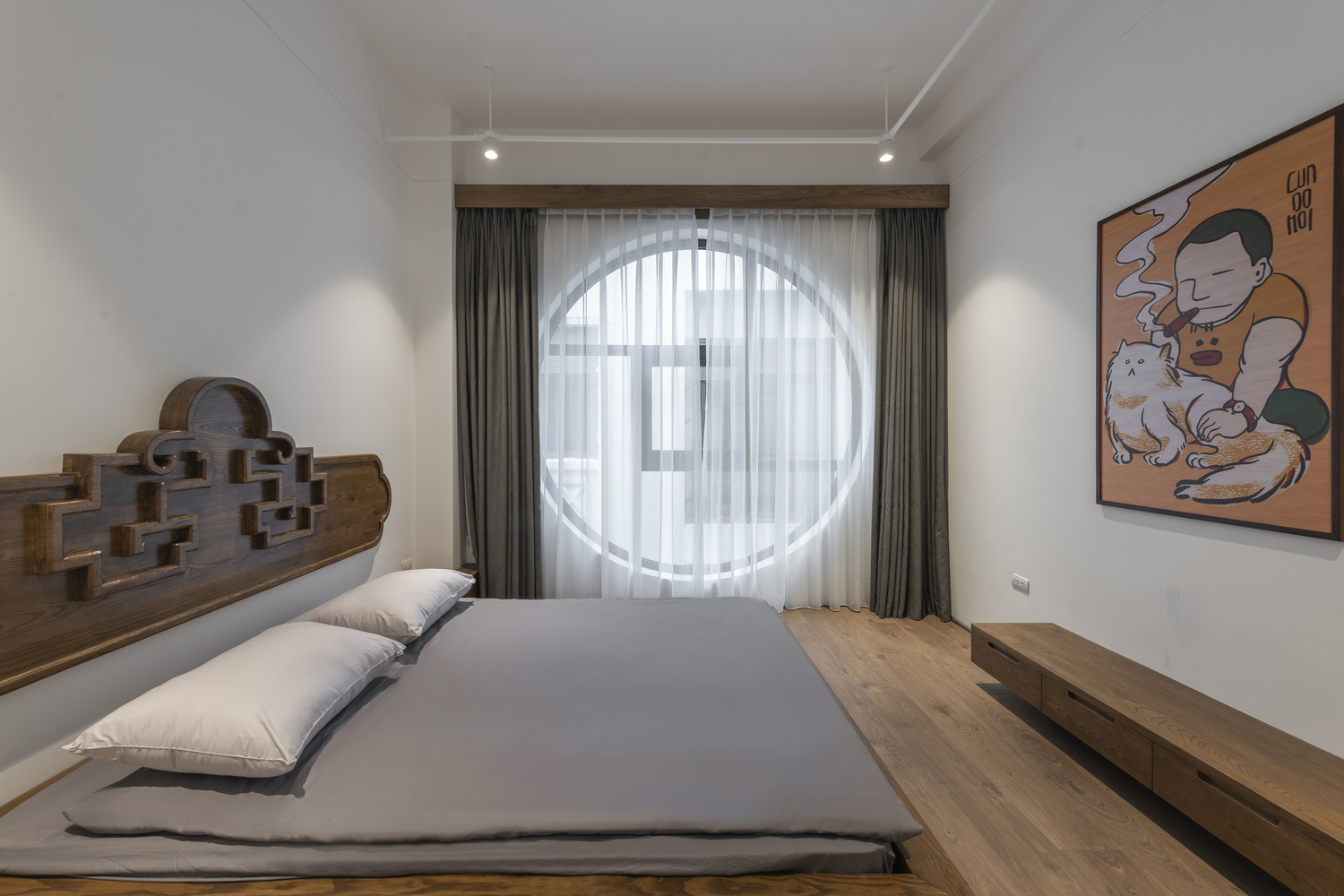 hình ảnh phòng ngủ với ga gối màu xám, tường trang trí gỗ, tranh Đông Hồ