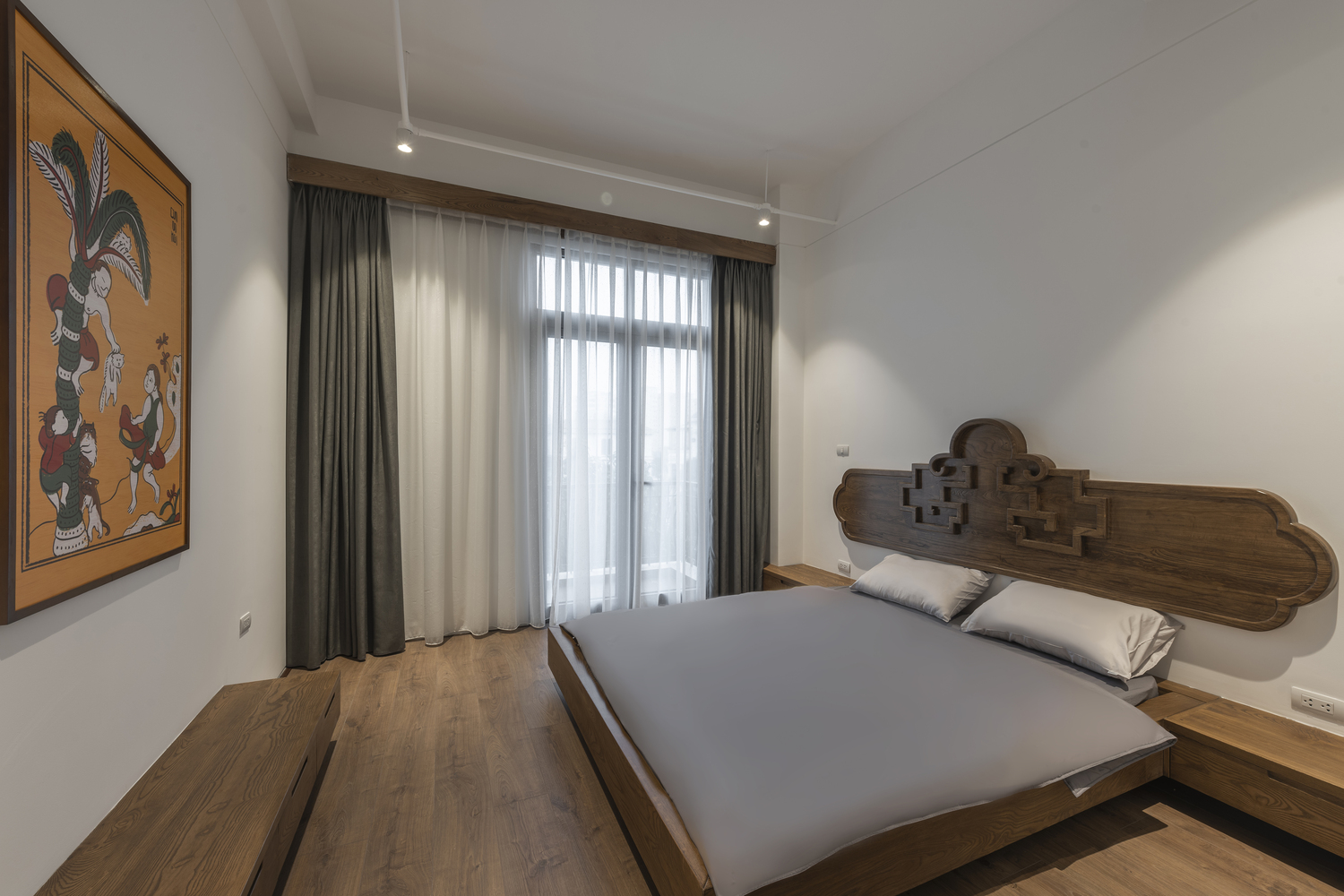 hình ảnh phòng ngủ với mảng gỗ trang trí đầu giường, đối diện là bức tranh Đông Hồ