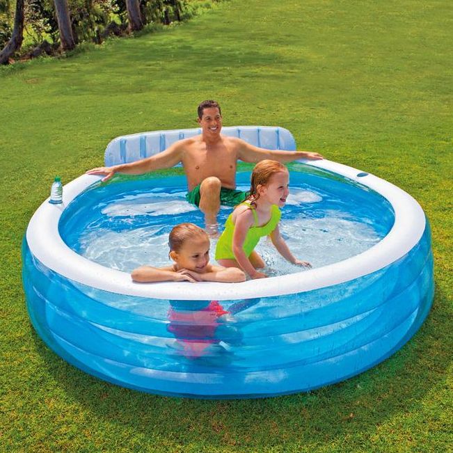 hình ảnh mẫu bể bơi bơm hơi/bể bơi phao gia đình với ba bố con đang thư giãn, chơi đùa