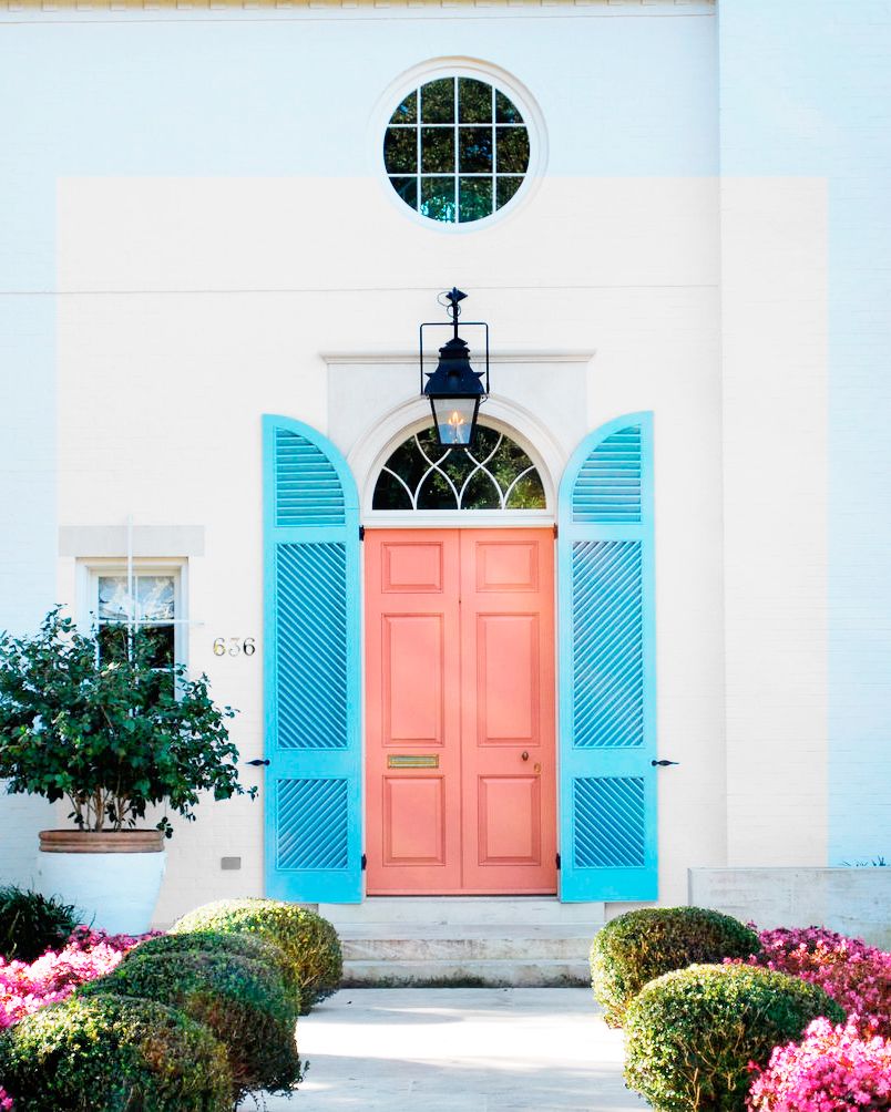 hình ảnh cửa trước màu hồng san hô và xanh da trời