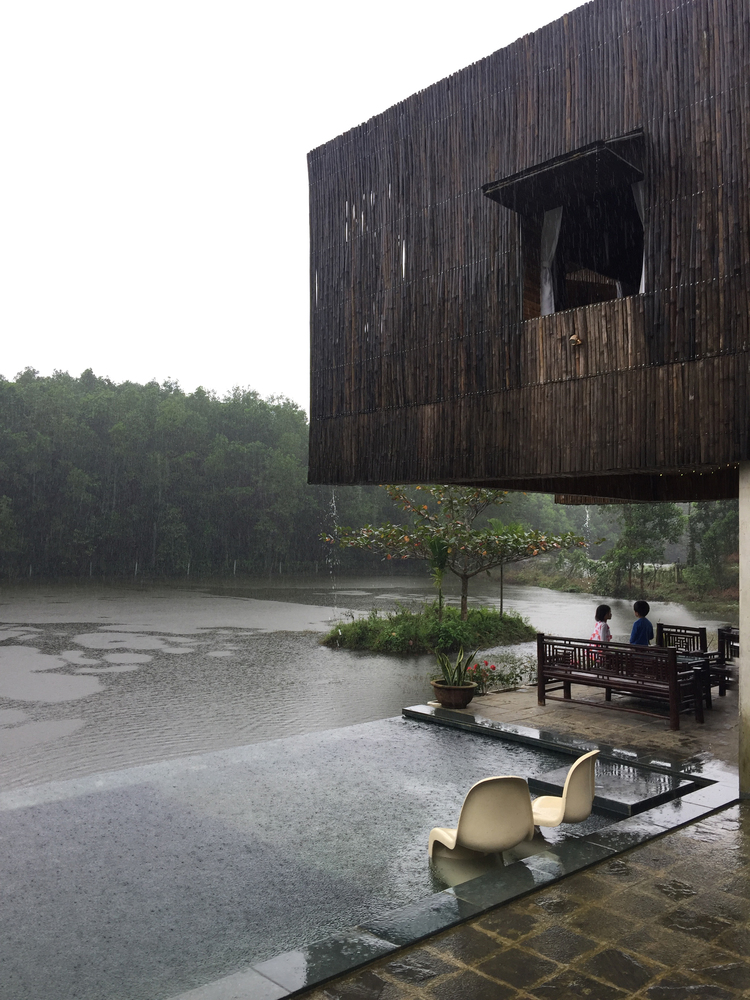 hình ảnh khung cảnh ngôi nhà trang trại trong mưa