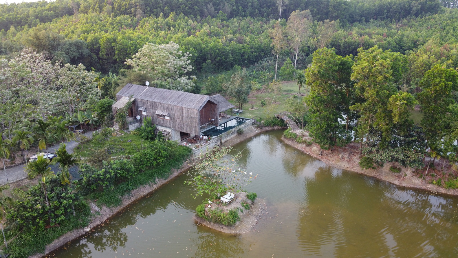 hình ảnh khuôn viên nhà Hoa Phong nhìn từ trên cao với cây xanh ngập tràn, hồ nước mát lành