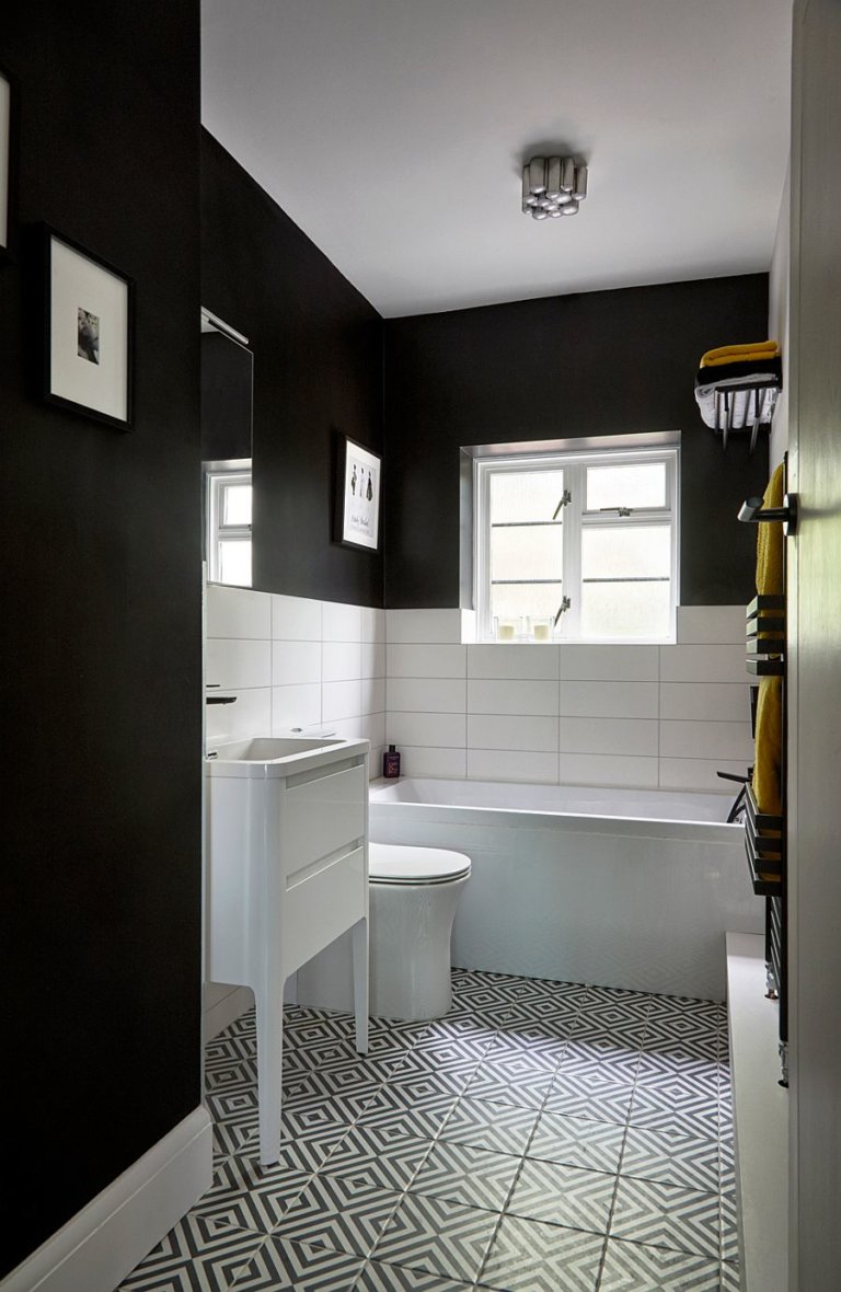 hình ảnh phòng tắm màu đen trắng với gạch lát họa tiết hình học, cửa sổ kính