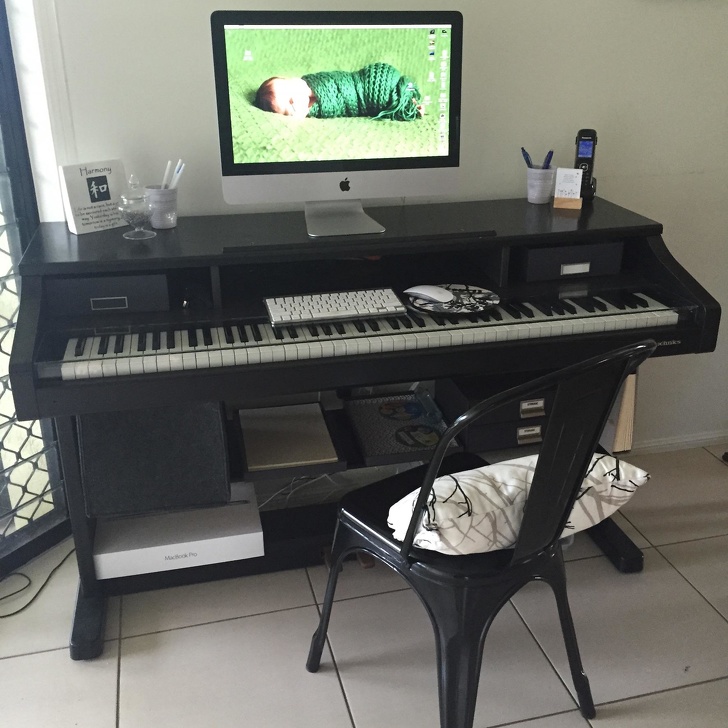 hình ảnh cận cảnh bàn làm từ đàn piano cũ