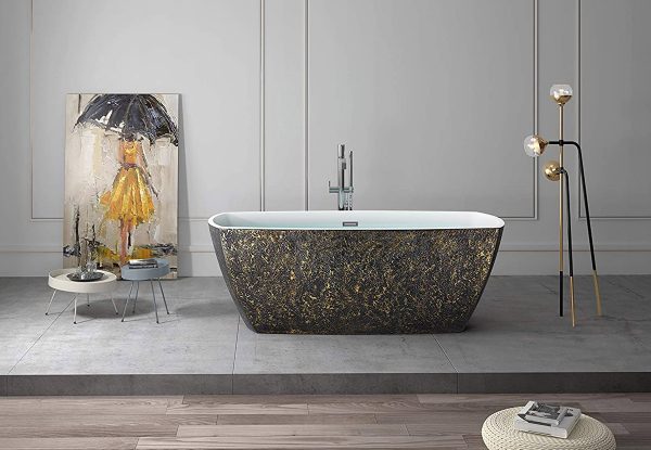 hình ảnh phòng tắm rộng thoáng với tâm điểm là bồn tắm màu vàng đen, tranh tường cùng tông