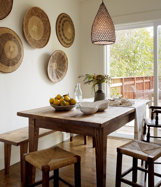 hình ảnh phòng ăn phong cách Eco với bàn ghế gỗ mọc mạc, trang trí tường bằng sản phẩm thủ công