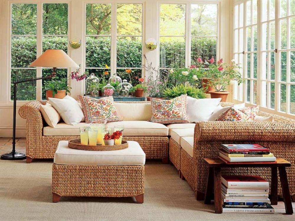 hình ảnh phòng khách Eco với sofa, bàn trà mây, gối tựa hoa văn, chậu cây đặt trên bệ cửa sổ
