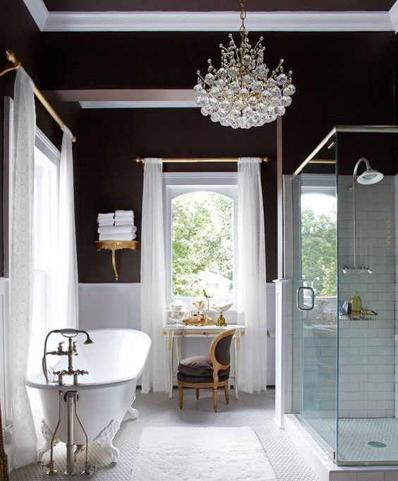 hình ảnh phòng tắm quyến rũ với những bức tường màu nâu chocolate, đèn chùm pha lê sang trọng và đồ nội thất phong cách cổ điển.