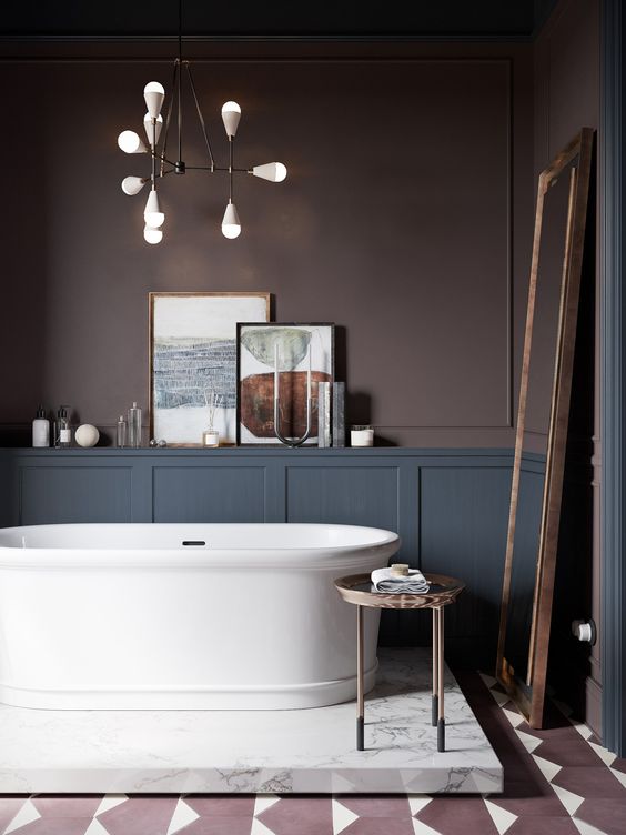 hình ảnh phòng tắm với tường sơn màu nâu, bồn tắm màu trắng, đèn chùm kiểu dáng hiện đại