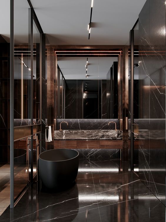 hình ảnh mẫu thiết kế phòng tắm cực ấn tượng với gạch lát đá cẩm thạch màu nâu chocolate, gương lớn, bồn tắm màu đen và ánh đèn LED ấm áp.