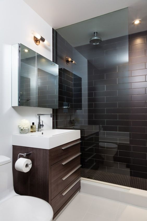 hình ảnh phòng tắm nhỏ nổi bật với gạch ốp lát màu nâu ở buồng tắm đứng, tủ ngăn kéo màu nâu, gương gắn tường