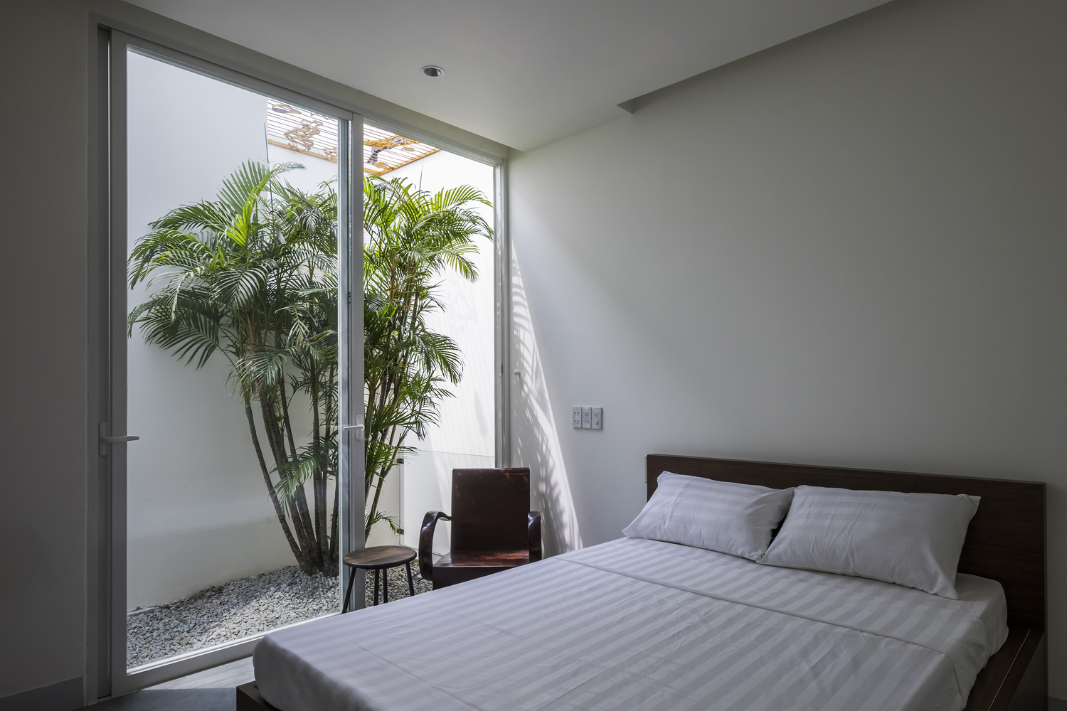 hình ảnh phòng ngủ phong cách tối giản, cạnh đó là tiểu cảnh khô trồng cây xanh 