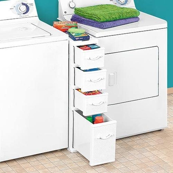 hình ảnh cận cảnh hệ ngăn kéo được bố trí giữa máy giặt và máy sấy