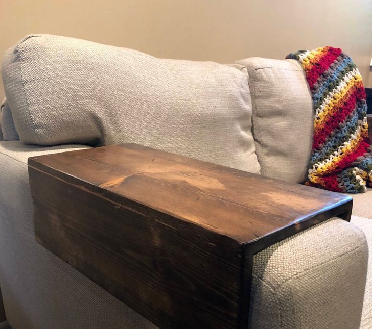 hình ảnh cận cảnh vịn tay bằng gỗ trên ghế sofa