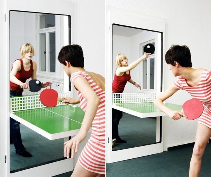 hình ảnh hai người phụ nữ đang chơi bóng bàn vói bàn bóng lắp trên cửa ra vào phòng