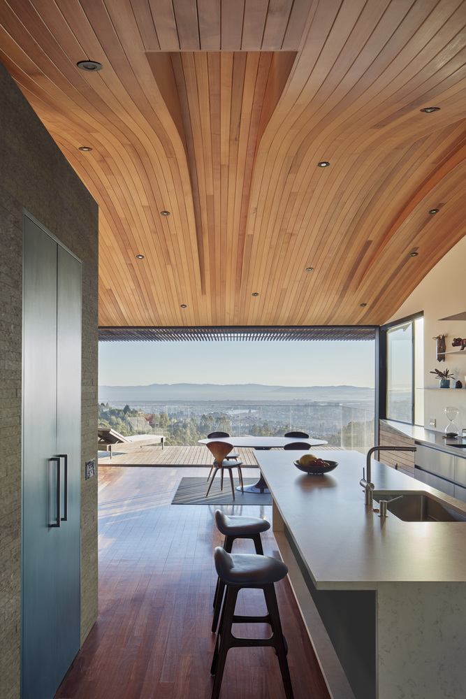 hình ảnh phòng bếp hiện đại với trần nhà ốp gỗ, uốn lượn nhẹ nhàng