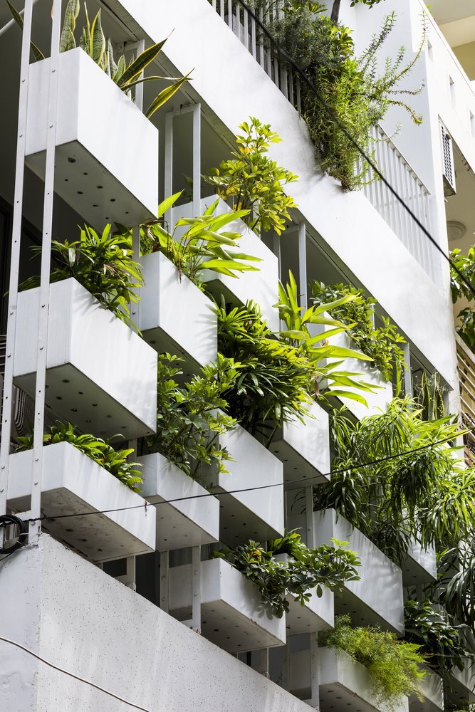 hình ảnh cận cảnh mặt tiền nhà phố Sài Gòn với các ô bê tông lớn trồng cây xanh