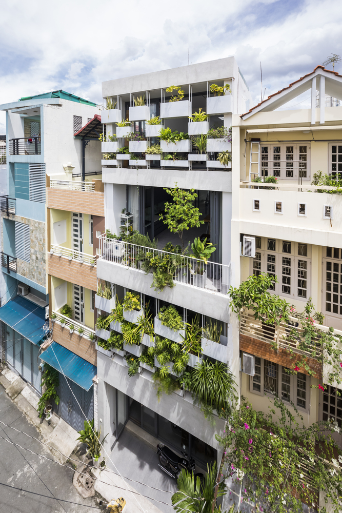 hình ảnh mặt tiền nhà phố đẹp với các bồn bê tông trồng cây xanh
