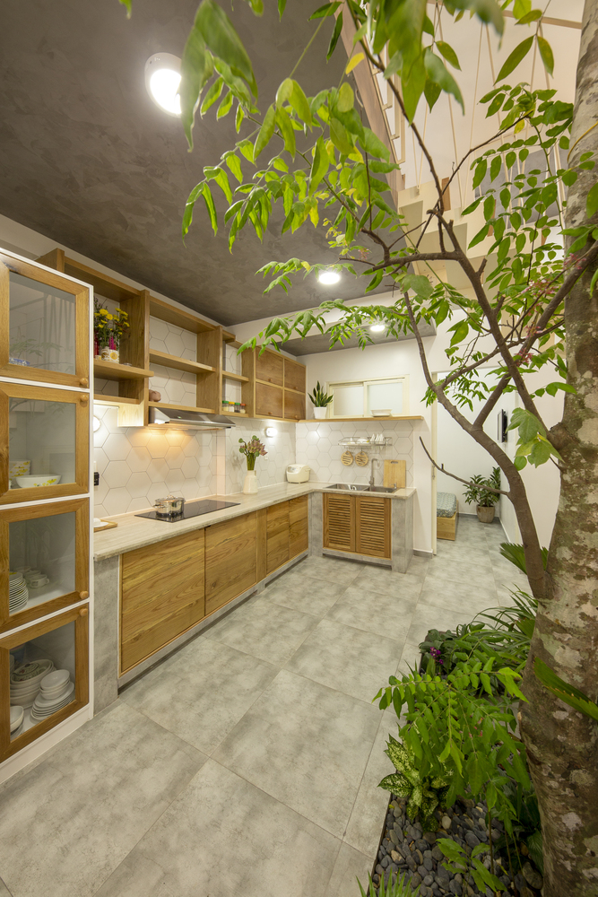 hình ảnh phòng bếp tiện nghi với hệ tủ bằng gỗ trong nhà mái đôi