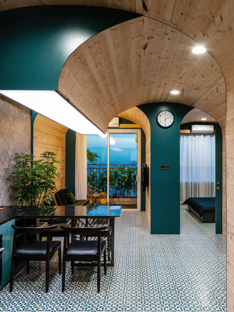 hình ảnh phòng ăn liên thông phòng khách với tường sơn xanh dương, trần vòm gỗ sồi