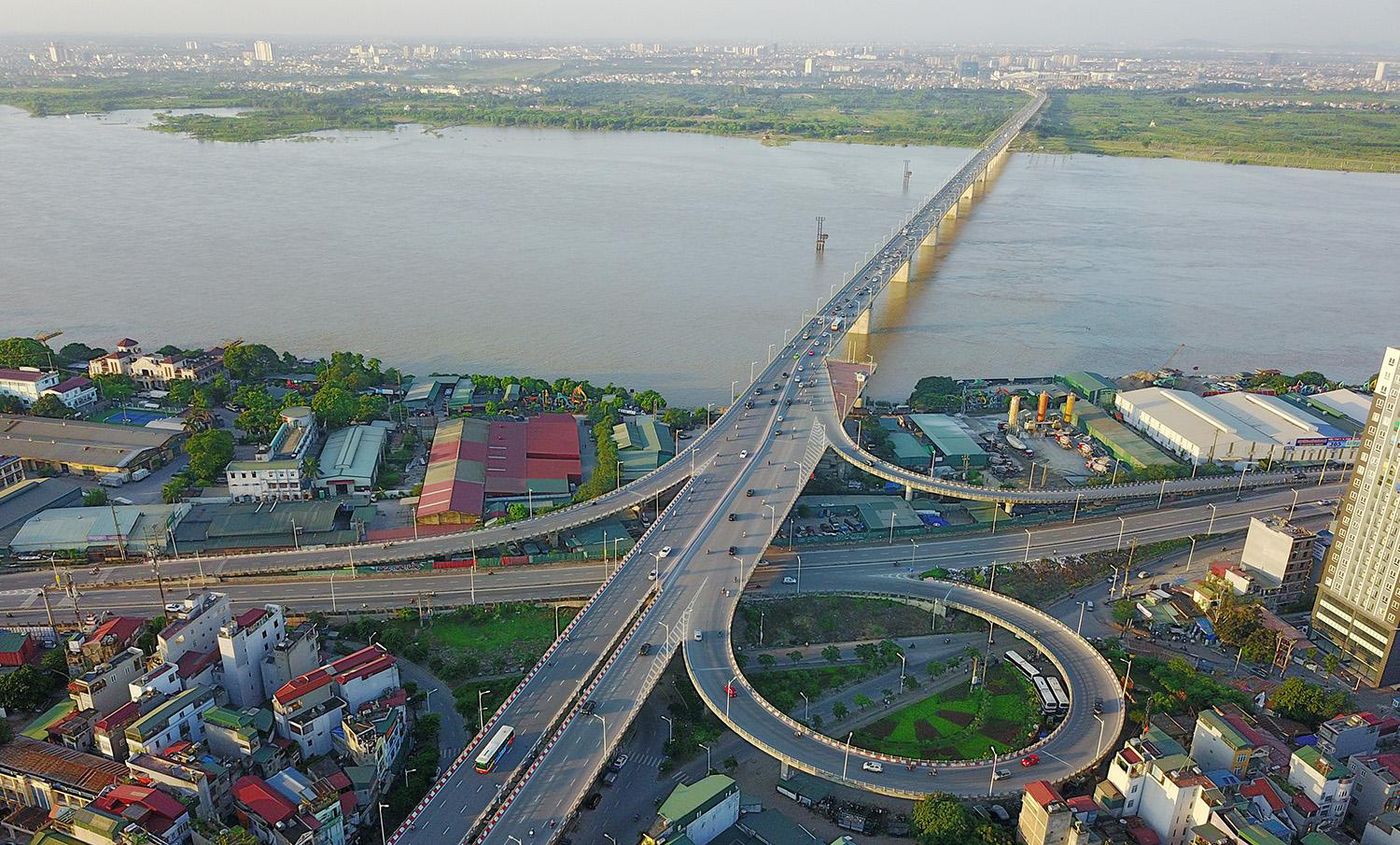 Hình ảnh cầu Vĩnh Tuy bắc qua sông Hồng nhìn từ trên cao