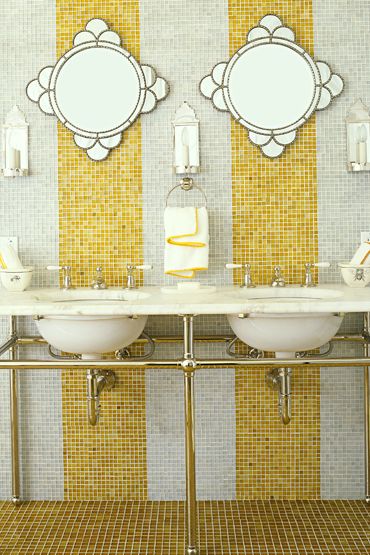 hình ảnh tường cạnh bồn rửa phòng tắm ốp gạch màu vàng, trung tính, bộ đôi chậu rửa, gương soi