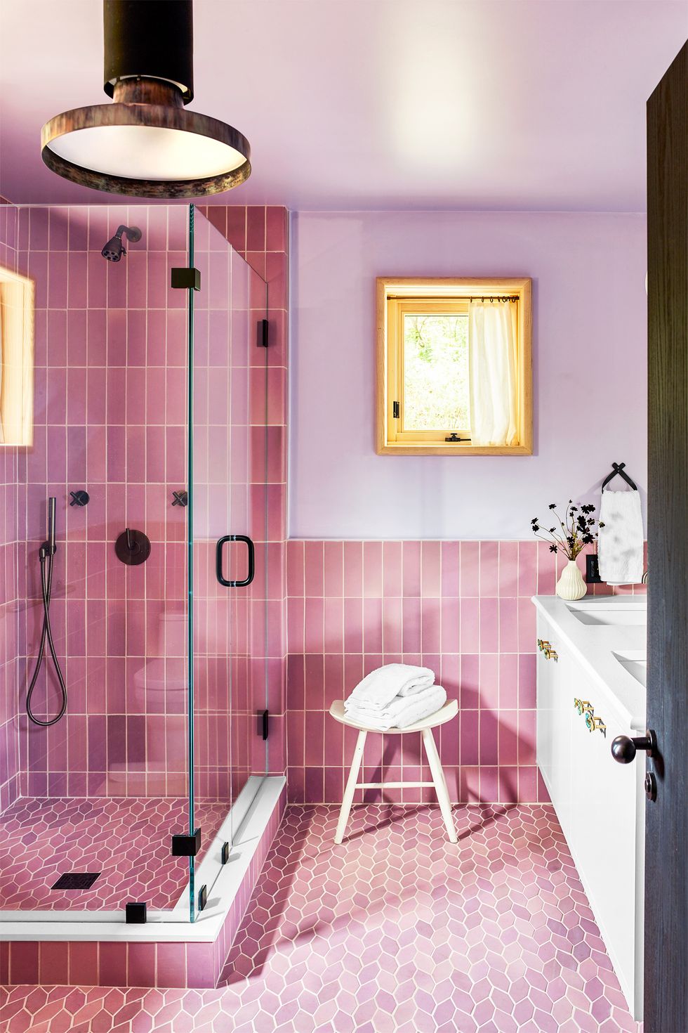 hình ảnh gạch phòng tắm màu hồng với nhiều hình dạng khác nhau, đèn trần độc đáo, lọ hoa trang trí, vòi sen mạ vàng