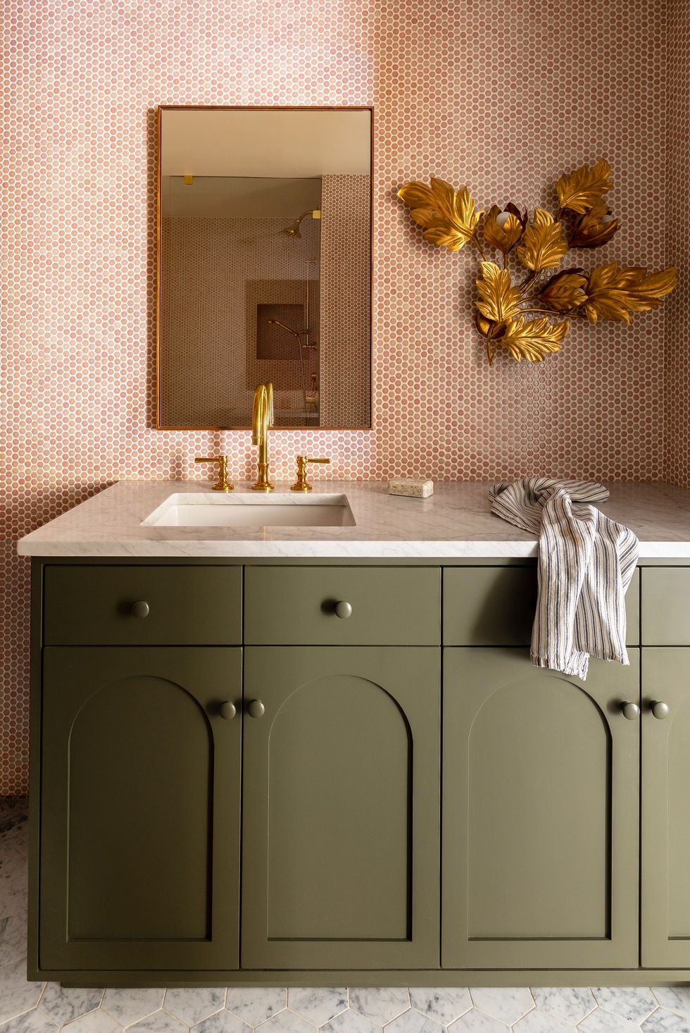 hình ảnh phòng tắm hiện đại với gạch tổ ong màu cam, gạch sàn bằng đá cẩm thạch trắng, đèn tường màu vàng nổi bật