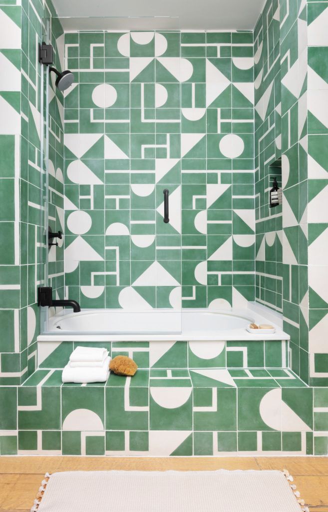 hình ảnh khu vực bồn tắm ốp lát gạch màu xanh lá, họa tiết hình học bắt mắt