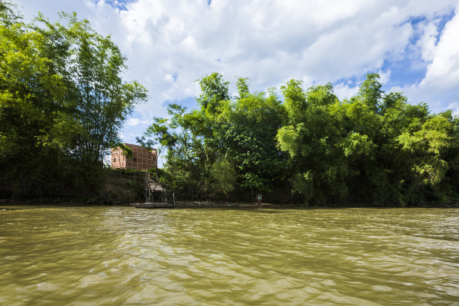 hình ảnh dòng sông Thu Bồn nằm phía sau xưởng gốm, tre xanh bao bọc xung quanh