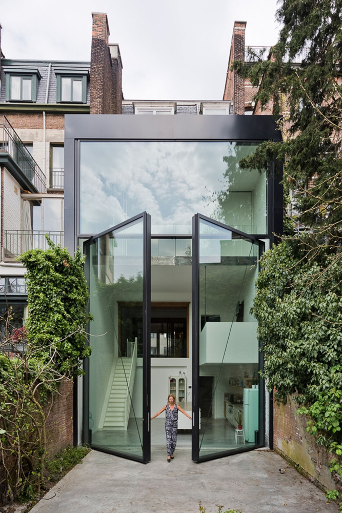 hình ảnh mặt phía sau nhà phố ở Bỉ với khung cửa kính lớn, trong suốt