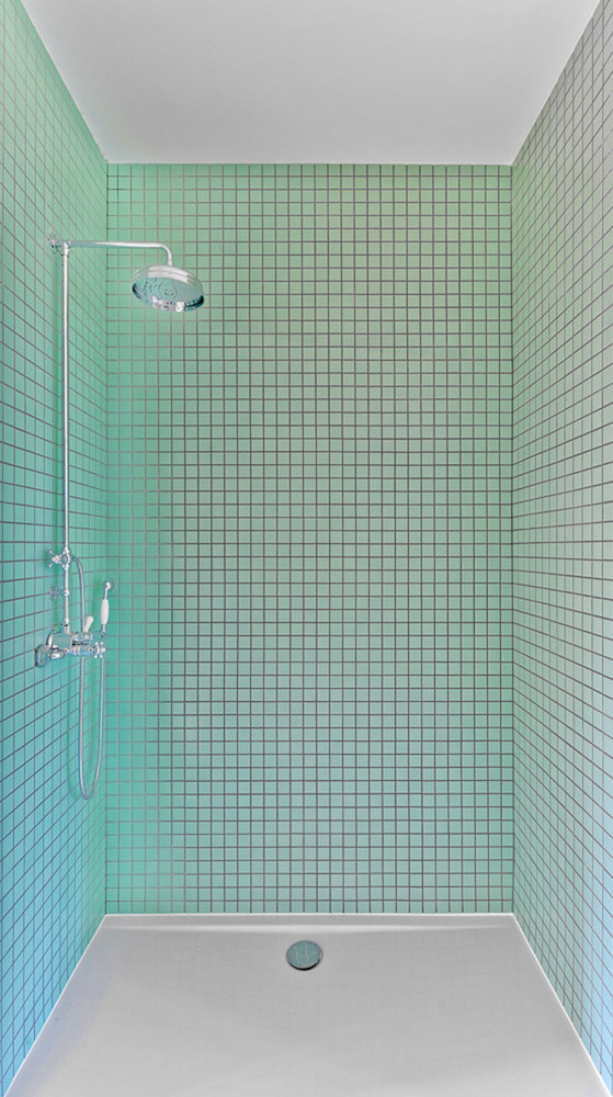 hình ảnh phòng tắm nhỏ ốp gạch màu xanh dương nhẹ nhàng