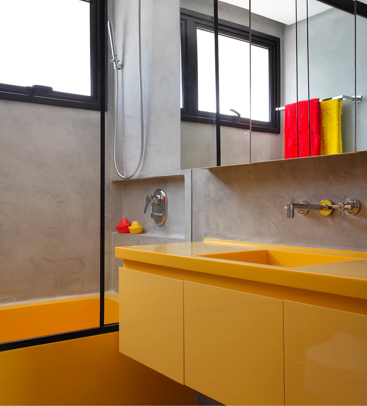 hình ảnh một góc phòng tắm với trần, tường bê tông, bồn rửa màu vàng chanh nổi bật