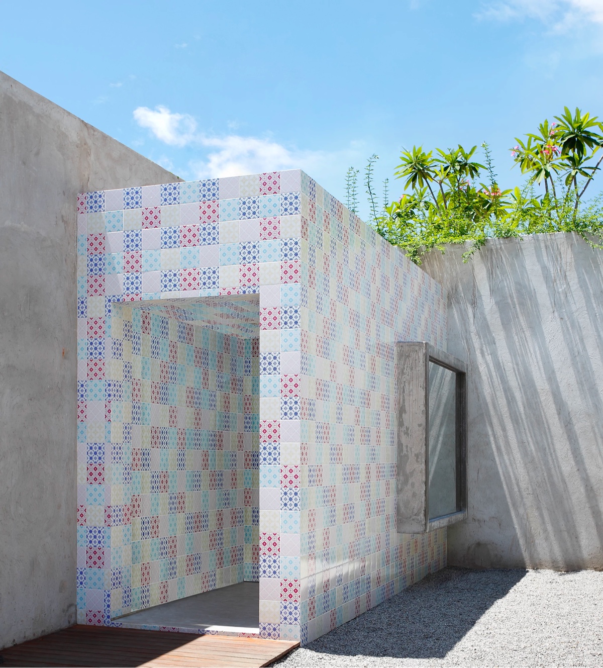 hình ảnh sân thượng ngôi nhà miền nhiệt đới với bức tường ốp gạch màu sắc hút mắt