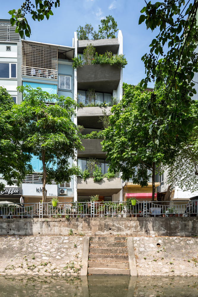 hình ảnh toàn cảnh mặt tiền ngôi nhà phố Hà Nội sau cải tạo với các ô bê tông lớn trồng cây xanh