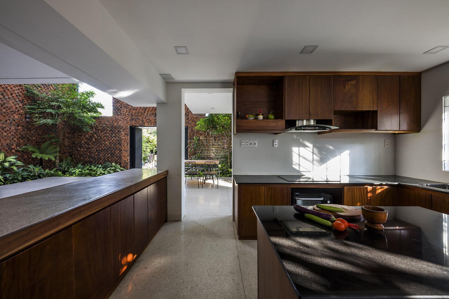 hình ảnh toàn cảnh phòng bếp rộng rãi với tủ lưu trữ bằng gỗ màu cánh gián