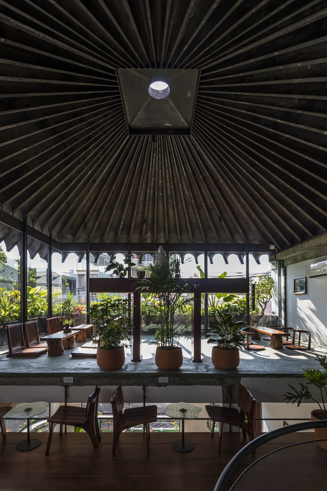 hình ảnh quán cà phê đẹp ở Đà Nẵng với mái che hình quạt, bàn ghế gỗ nhỏ gọn