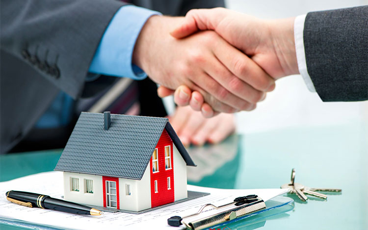 hình ảnh minh họa cho việc bắt tay nhau ký hợp đồng mua bán nhà đất