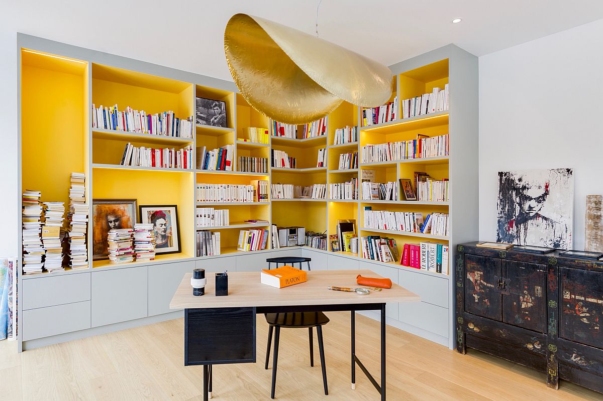 hình ảnh văn phòng tại nhà với kệ sách màu vàng chanh, đèn thả mặt dây chuyền độc đáo, tủ đựng phong cách Retro