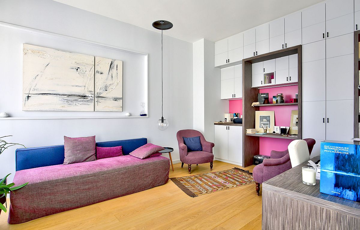 hình ảnh phòng làm việc tại nhà với sofa màu hồng, giá kệ lưu trữ cùng tông