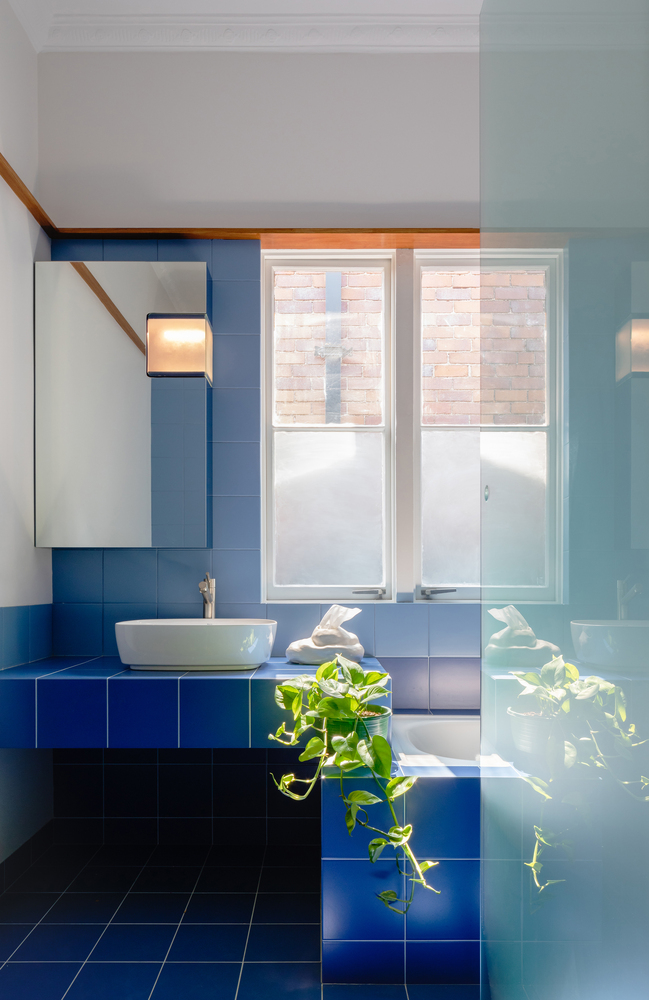 hình ảnh phòng tắm ốp lát gạch màu xanh coban