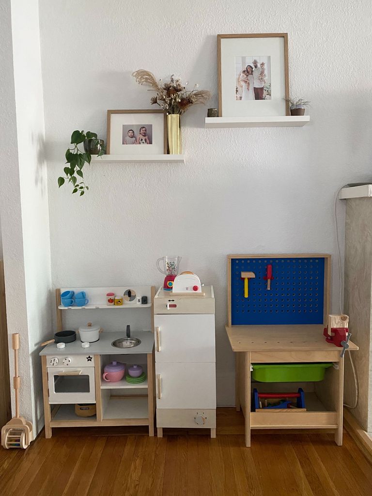 hình ảnh phòng chơi nhỏ xinh của trẻ với tủ kệ lưu trữ gọn gàng
