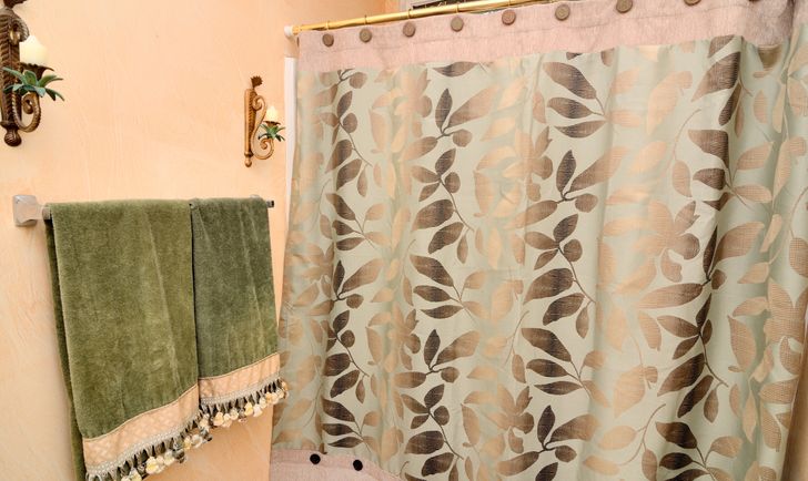 Hình ảnh cận cảnh rèm họa tiết lá màu xanh nhạt trong phòng tắm