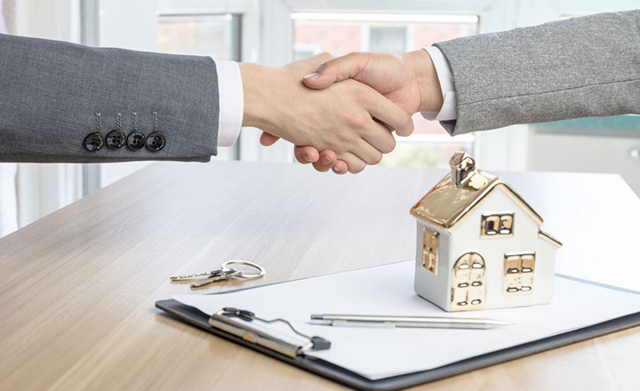 hình ảnh minh họa cho việc bắt tay nhau hợp tác bán nhà đang cho thuê.