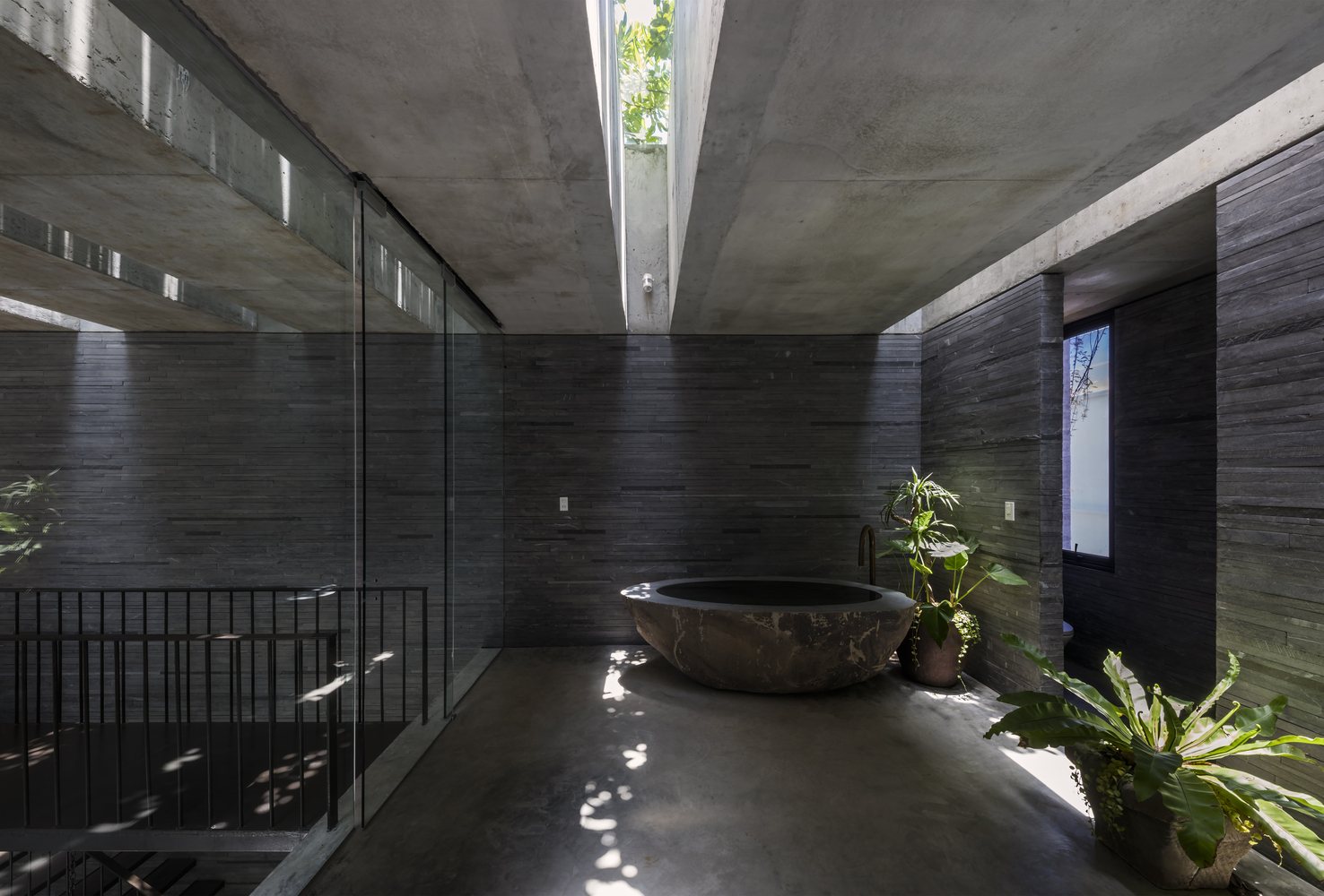 hình ảnh phòng tắm phong cách mở với bồn tắm bằng đá cẩm thạch xám